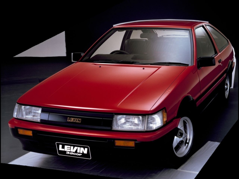 Levin i europejska Corolla GT Twin Cam posiadała stałe reflektory